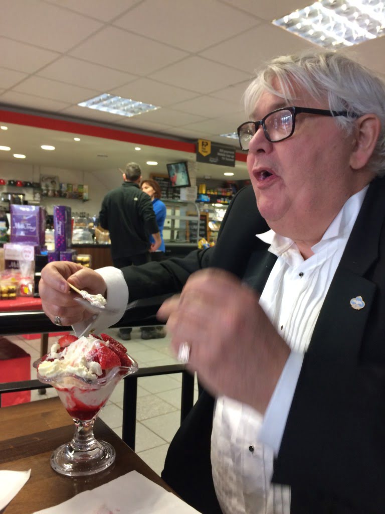 The main sponsor helpfully test-runs the Rinka Strawberry Sundae