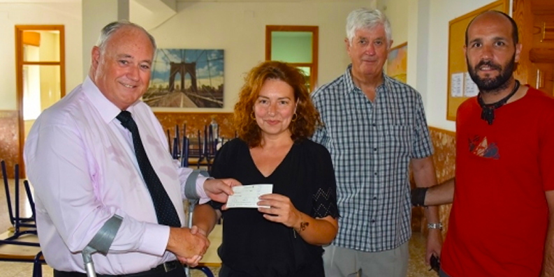 Arenal-Lodge-present-cheque-for-1600-Euros-to-El-Preventorio-children's-home