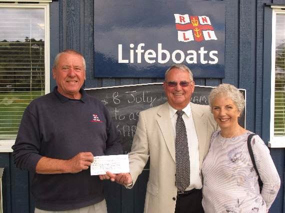 Freemasons support Dartmouth lifeboat with £1000 donation