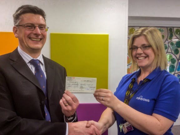 Freemasons Presents £400 to Rainbows Hospice Freemasons Presents £400 to Rainbows Hospice