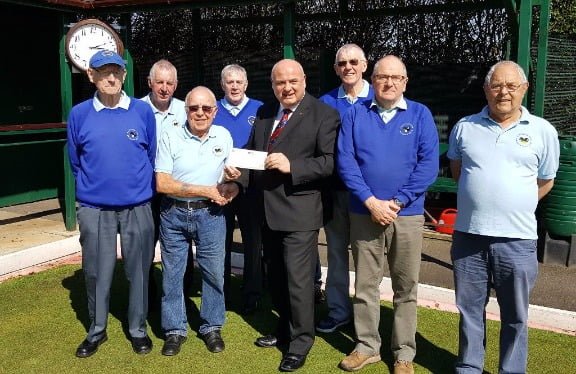 Freemasons donate £2000 to Tottington Park Bowling Club